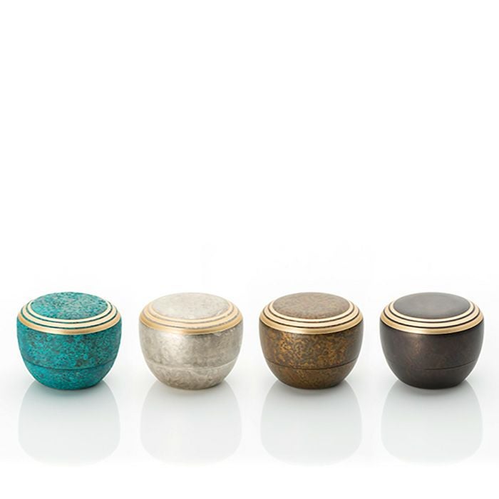 グッドデザイン賞受賞商品のご紹介ー遺骨ペンダント・ミニ骨壺の手元